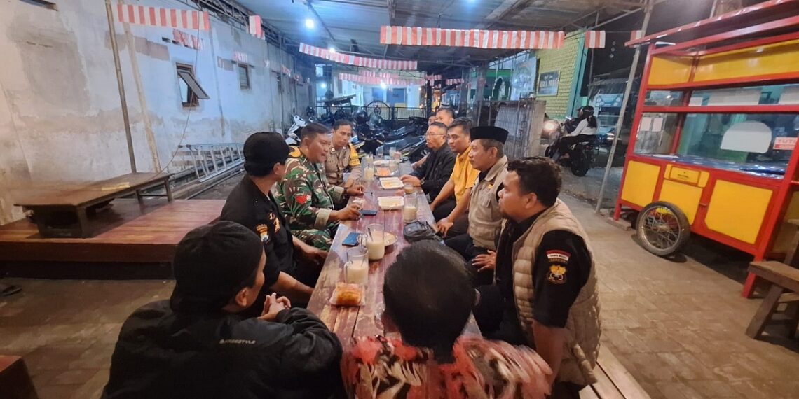 forumngopibarengpacmedaengsidoarjo | LDII JAWA TIMUR Forum Ngopi Bareng yang digelar PAC LDII Desa Medaeng menjadi ruang komunikasi antara pengurus LDII Bhabinkamtibmas Babinsa dan Senkom Mitra Polri untuk memperkuat koordinasi menjaga kamtibmas di Desa Medaeng Selasa 2872026 Foto LINES Sidoarjo