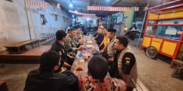 forumngopibarengpacmedaengsidoarjo | LDII JAWA TIMUR Forum Ngopi Bareng yang digelar PAC LDII Desa Medaeng menjadi ruang komunikasi antara pengurus LDII Bhabinkamtibmas Babinsa dan Senkom Mitra Polri untuk memperkuat koordinasi menjaga kamtibmas di Desa Medaeng Selasa 2872026 Foto LINES Sidoarjo