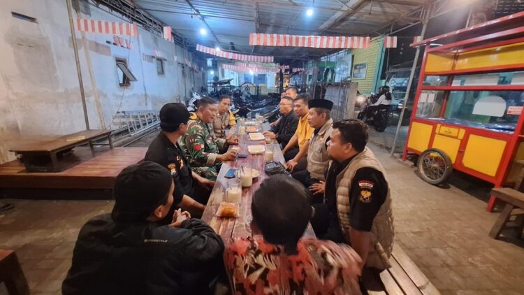 Forum Ngopi Bareng yang digelar PAC LDII Desa Medaeng menjadi ruang komunikasi antara pengurus LDII Bhabinkamtibmas Babinsa dan Senkom Mitra Polri untuk memperkuat koordinasi menjaga kamtibmas di Desa Medaeng Selasa 2872026 Foto LINES Sidoarjo