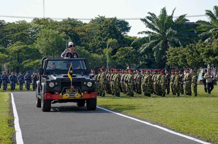 Wakapolda Jawa Timur Brigjen Pol Pasma Royce memeriksa pasukan saat upacara Hari Bhayangkara ke 80 di Mapolda Jawa Timur