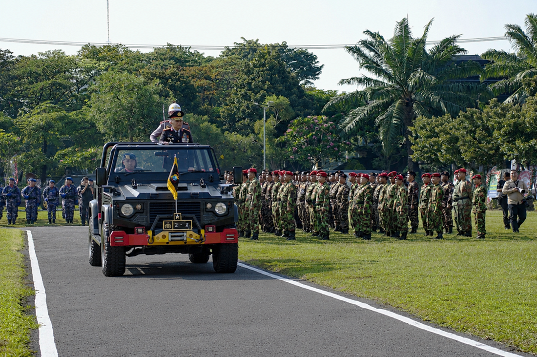haribhayangkarake80dimapoldajatim | LDII JAWA TIMUR Wakapolda Jawa Timur Brigjen Pol Pasma Royce memeriksa pasukan saat upacara Hari Bhayangkara ke 80 di Mapolda Jawa Timur