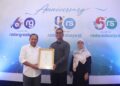 Direktur Radar Surabaya Lilik Widyantoro kiri menyerahkan piagam penghargaan kepada Ketua Biro KIM DPW LDII Jawa Timur Sofyan Gani Aldinata sebagai bentuk apresiasi kepada LDII Jawa Timur sebagai mitra Radar Surabaya Group  Kamis 2372026 Foto Radar Surabaya