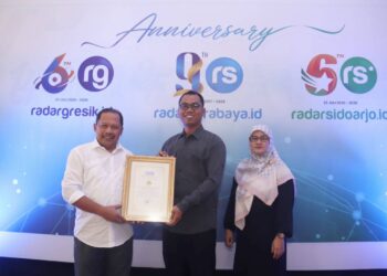 hutradarsurabayagroupldiijatim | LDII JAWA TIMUR Direktur Radar Surabaya Lilik Widyantoro kiri menyerahkan piagam penghargaan kepada Ketua Biro KIM DPW LDII Jawa Timur Sofyan Gani Aldinata sebagai bentuk apresiasi kepada LDII Jawa Timur sebagai mitra Radar Surabaya Group Kamis 2372026 Foto Radar Surabaya