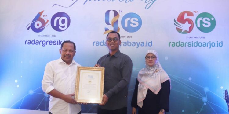 Direktur Radar Surabaya Lilik Widyantoro kiri menyerahkan piagam penghargaan kepada Ketua Biro KIM DPW LDII Jawa Timur Sofyan Gani Aldinata sebagai bentuk apresiasi kepada LDII Jawa Timur sebagai mitra Radar Surabaya Group  Kamis 2372026 Foto Radar Surabaya