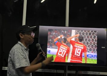 Pemateri Radar Jember menjelaskan teknik fotografi jurnalistik kepada peserta workshop sebagai bekal meningkatkan kualitas peliputan dan penyajian berita. Foto: LINES Jember
