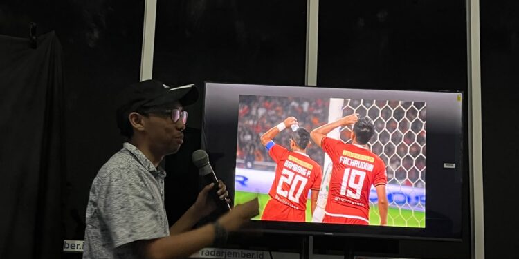 Pemateri Radar Jember menjelaskan teknik fotografi jurnalistik kepada peserta workshop sebagai bekal meningkatkan kualitas peliputan dan penyajian berita Foto LINES Jember