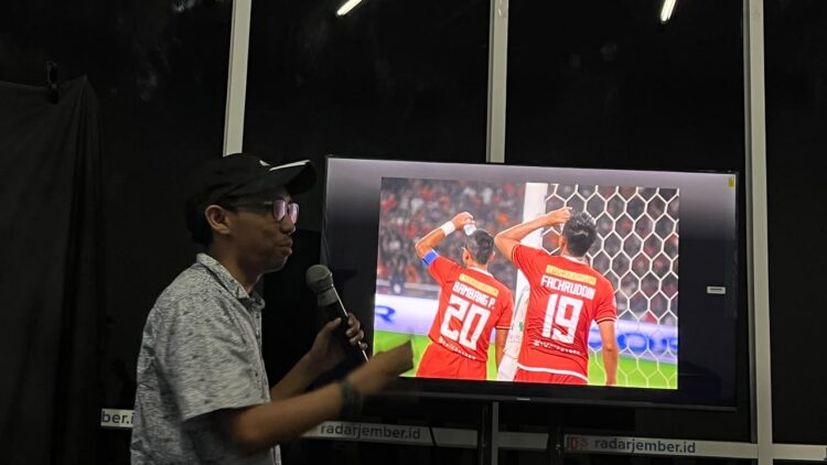 Pemateri Radar Jember menjelaskan teknik fotografi jurnalistik kepada peserta workshop sebagai bekal meningkatkan kualitas peliputan dan penyajian berita Foto LINES Jember