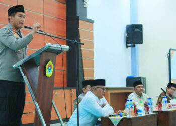 Kapolres Lamongan AKBP Arif Fazlurrahman memberikan arahan saat mengunjungi Pondok Pesantren Al-Karim dan Lembaga Pendidikan Budi Luhur Sugio di Kabupaten Lamongan, Selasa (21/7/2026). Foto: LINES Lamongan