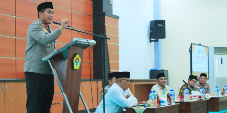 Kapolres Lamongan AKBP Arif Fazlurrahman memberikan arahan saat mengunjungi Pondok Pesantren Al Karim dan Lembaga Pendidikan Budi Luhur Sugio di Kabupaten Lamongan Selasa 2172026 Foto LINES Lamongan