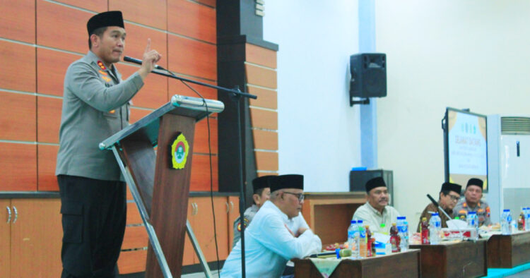 Kapolres Lamongan AKBP Arif Fazlurrahman memberikan arahan saat mengunjungi Pondok Pesantren Al Karim dan Lembaga Pendidikan Budi Luhur Sugio di Kabupaten Lamongan Selasa 2172026 Foto LINES Lamongan