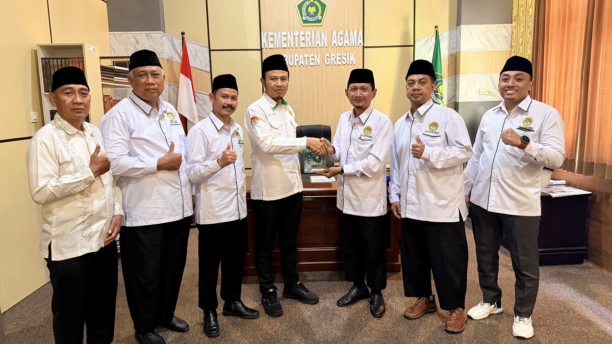 Silaturahim DPD LDII Kabupaten Gresik dengan Kemenag Gresik diakhiri dengan penyerahan buku Nilai Nilai Kebajikan dalam Jamaah LDII Dari Amal Saleh hingga Kemandirian karya Ahmad Ali