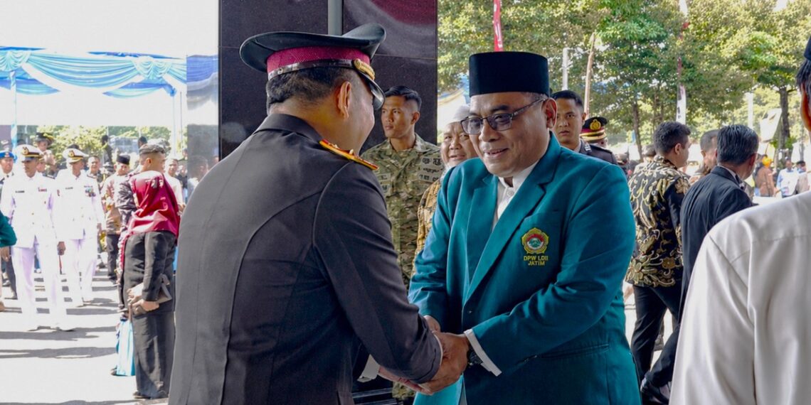 Ketua DPW LDII Jawa Timur Moch Amrodji Konawi berjabat tangan dengan Wakapolda Jawa Timur Brigjen Pol Pasma Royce pada peringatan Hari Bhayangkara ke 80 di Mapolda Jawa Timur Surabaya Rabu 172026 Foto LINES Jatim