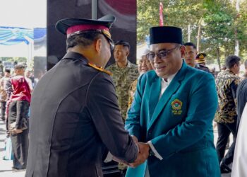 Ketua DPW LDII Jawa Timur Moch Amrodji Konawi berjabat tangan dengan Wakapolda Jawa Timur Brigjen Pol Pasma Royce pada peringatan Hari Bhayangkara ke 80 di Mapolda Jawa Timur Surabaya Rabu 172026 Foto LINES Jatim