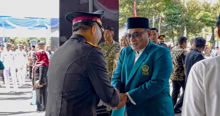 Ketua DPW LDII Jawa Timur Moch Amrodji Konawi berjabat tangan dengan Wakapolda Jawa Timur Brigjen Pol Pasma Royce pada peringatan Hari Bhayangkara ke 80 di Mapolda Jawa Timur Surabaya Rabu 172026 Foto LINES Jatim
