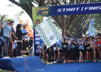 Peserta bersiap memulai KNPI Run 2026 yang dilepas Wali Kota Kediri Vinanda Prameswati di Tirtayasa Park, Minggu (26/7/2026). Foto: Beritajatim