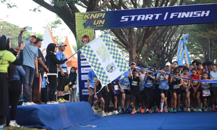 knpirun2026 | LDII JAWA TIMUR Peserta bersiap memulai KNPI Run 2026 yang dilepas Wali Kota Kediri Vinanda Prameswati di Tirtayasa Park Minggu 2672026 Foto Beritajatim