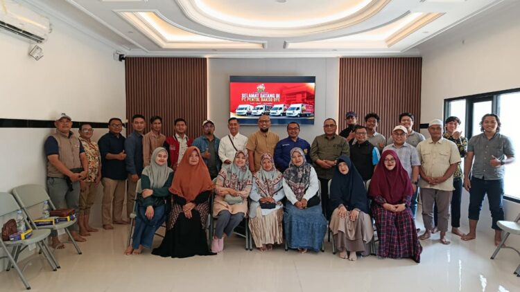kunjunganpengusahaldiijatimdipentolbaksooyenganjuk | LDII JAWA TIMUR peserta Biztrip Barokah Himpunan Pengusaha LDII HPL Jawa Timur saat mengabadikan momen kunjungan ke unit usaha Pentol Bakso Oye di Kabupaten Nganjuk