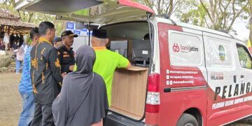 Layanan adminduk keliling Disdukcapil Banyuwangi melayani peserta PERMATA CAI dan warga di Bumi Perkemahan Wisata Waduk Sidodadi Glenmore Selasa 772026 Foto LINES Banyuwangi