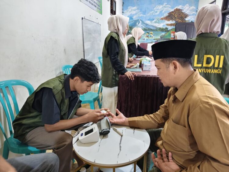 Siswa SMK Bina Sejahtera Mandiri didampingi tenaga kesehatan memeriksa kadar gula darah warga saat layanan kesehatan gratis yang digelar DPD LDII Banyuwangi bersama FKKI Minggu 197 Foto LINES Banyuwangi