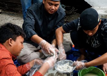 Pemuda LDII Babat mengikuti pelatihan kuliner dengan praktik mengolah ayam geprek dan lele krispi sebagai bekal kemandirian. Foto: LINES Lamongan