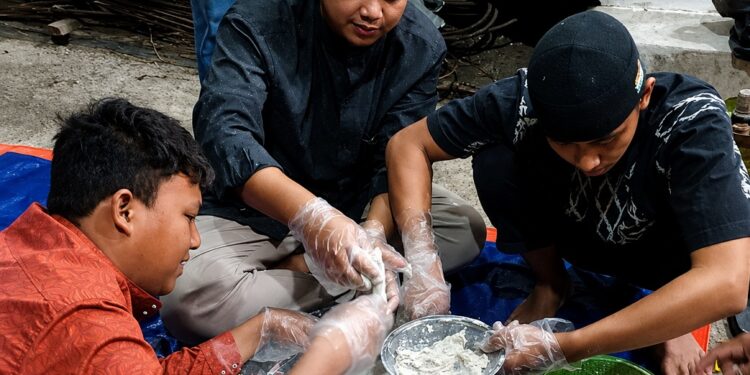 Pemuda LDII Babat mengikuti pelatihan kuliner dengan praktik mengolah ayam geprek dan lele krispi sebagai bekal kemandirian Foto LINES Lamongan
