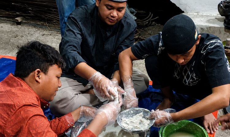 Pemuda LDII Babat mengikuti pelatihan kuliner dengan praktik mengolah ayam geprek dan lele krispi sebagai bekal kemandirian Foto LINES Lamongan