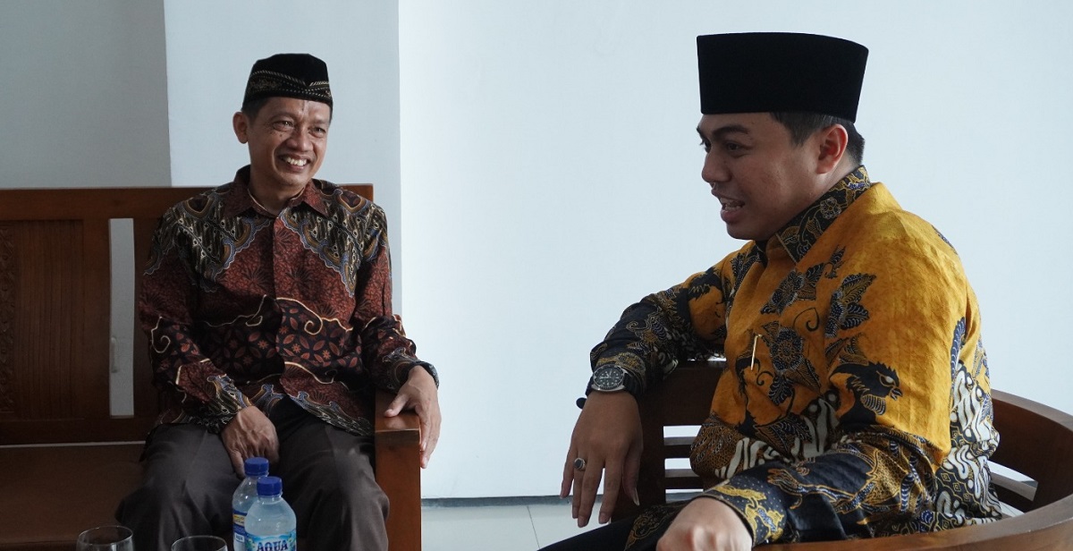 Ketua FKMT Kabupaten Kediri Riza Sahlan Siroj kanan berbincang dengan Ketua DPD LDII Kabupaten Kediri Agus Sukisno