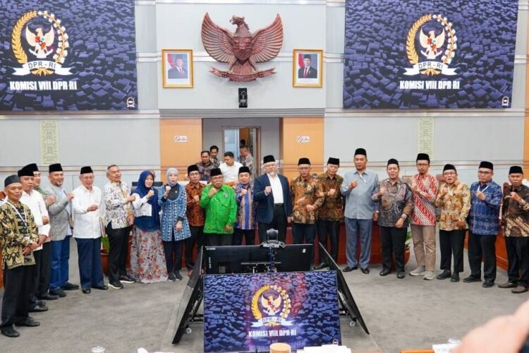 Foto bersama Komisi VIII DPR RI dengan ormas saat momen RDPU Foto LINES