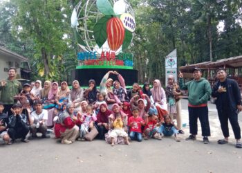Anak-anak PAC LDII Wringin Agung berfoto bersama usai mengikuti wisata edukasi di Kebun Renteng, Jember, Minggu (26/7/2026). Foto: LINES Jember