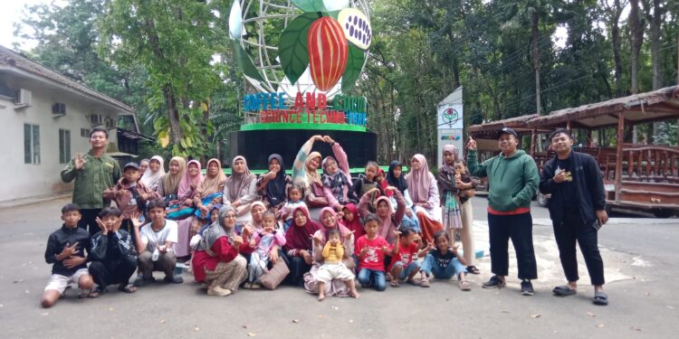 Anak anak PAC LDII Wringin Agung berfoto bersama usai mengikuti wisata edukasi di Kebun Renteng Jember Minggu 2672026 Foto LINES Jember