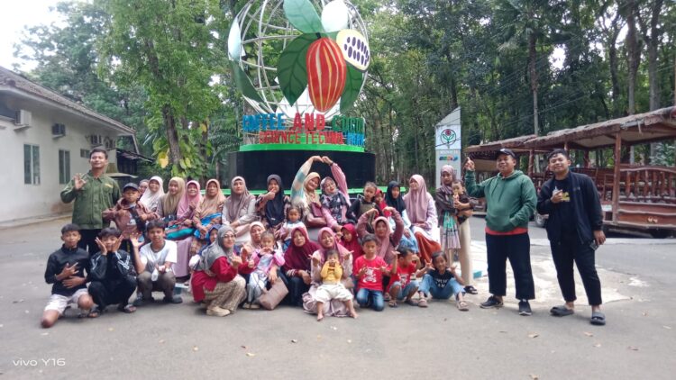 Anak anak PAC LDII Wringin Agung berfoto bersama usai mengikuti wisata edukasi di Kebun Renteng Jember Minggu 2672026 Foto LINES Jember