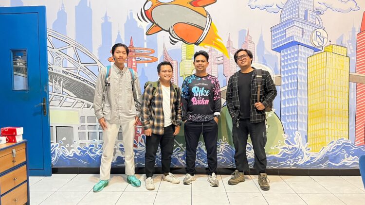 Empat jurnalis LINES Jember mengabadikan momen kebersamaan setelah mengikuti workshop fotografi jurnalistik dan news anchor di kantor Radar Jember