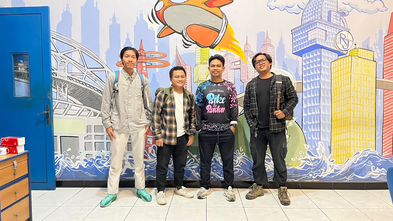 Empat jurnalis LINES Jember mengabadikan momen kebersamaan setelah mengikuti workshop fotografi jurnalistik dan news anchor di kantor Radar Jember