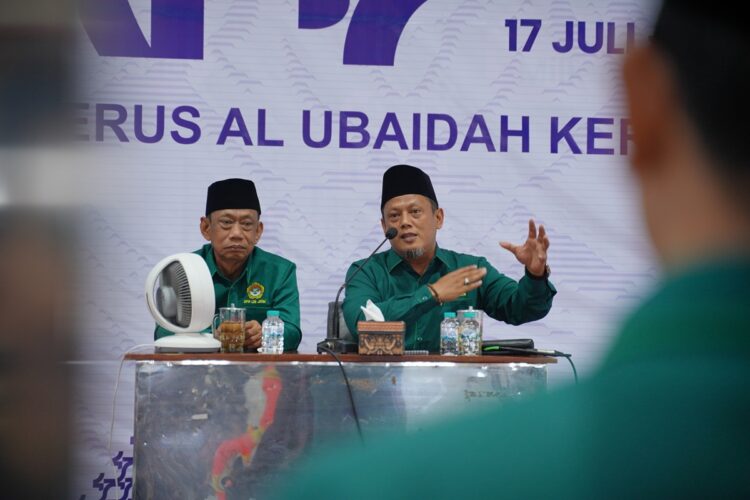 Fajar Sidiq Rofikoh Anggota Biro Pendidikan Keagamaan DPW LDII Jatim kanan memberikan pembekalan kepada calon juru dakwah di Pondok Pesantren Al Ubaidah Kertosono Kabupaten Nganjuk Rabu 2372026 Foto PID Al Ubaidah