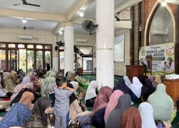Peserta pengajian Wanita LDII Kabupaten Gresik menyimak pemaparan mengenai pencegahan stunting melalui pemenuhan gizi dan penguatan peran keluarga, Minggu (26/7/2026). Foto: LINES Gresik