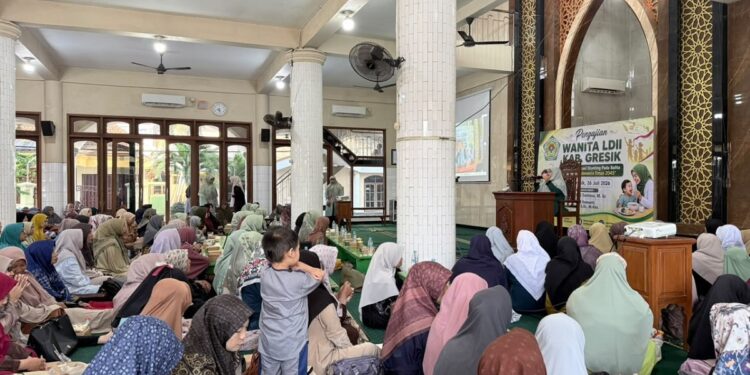 pengajianwanitaldiigresikcegahstunting | LDII JAWA TIMUR Peserta pengajian Wanita LDII Kabupaten Gresik menyimak pemaparan mengenai pencegahan stunting melalui pemenuhan gizi dan penguatan peran keluarga Minggu 2672026 Foto LINES Gresik