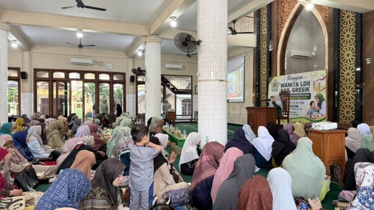 Peserta pengajian Wanita LDII Kabupaten Gresik menyimak pemaparan mengenai pencegahan stunting melalui pemenuhan gizi dan penguatan peran keluarga Minggu 2672026 Foto LINES Gresik