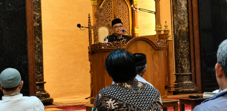 Dewan Penasihat PC LDII Gunung Anyar Lukman Efendi menyampaikan pembekalan kepemimpinan kepada pengurus PC dan PAC LDII Kecamatan Gunung Anyar di Masjid Nurul Hikmah Surabaya Senin 277 malam Foto LINES Surabaya