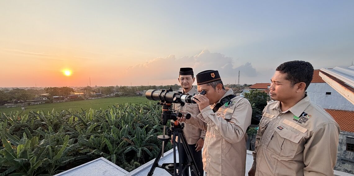 Tim Falakiyah LDII Gresik mengamati posisi hilal awal Safar 1448 Hijriah melalui teleskop di rooftop Kantor DPD LDII Gresik Selasa 1572026 Foto LINES Gresik