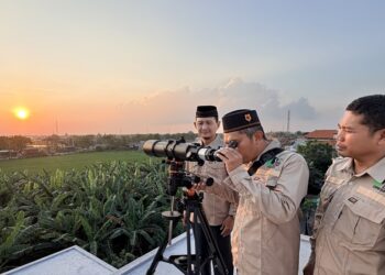 Tim Falakiyah LDII Gresik mengamati posisi hilal awal Safar 1448 Hijriah melalui teleskop di rooftop Kantor DPD LDII Gresik Selasa 1572026 Foto LINES Gresik