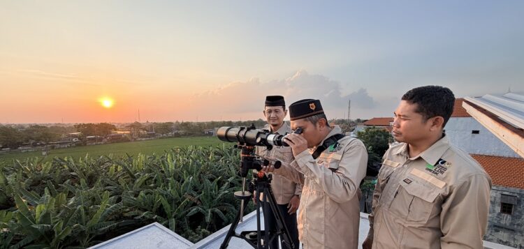 Tim Falakiyah LDII Gresik mengamati posisi hilal awal Safar 1448 Hijriah melalui teleskop di rooftop Kantor DPD LDII Gresik Selasa 1572026 Foto LINES Gresik