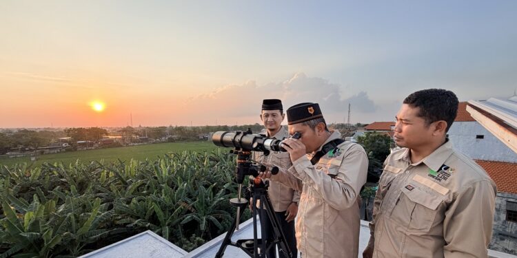 Tim Falakiyah LDII Gresik mengamati posisi hilal awal Safar 1448 Hijriah melalui teleskop di rooftop Kantor DPD LDII Gresik Selasa 1572026 Foto LINES Gresik