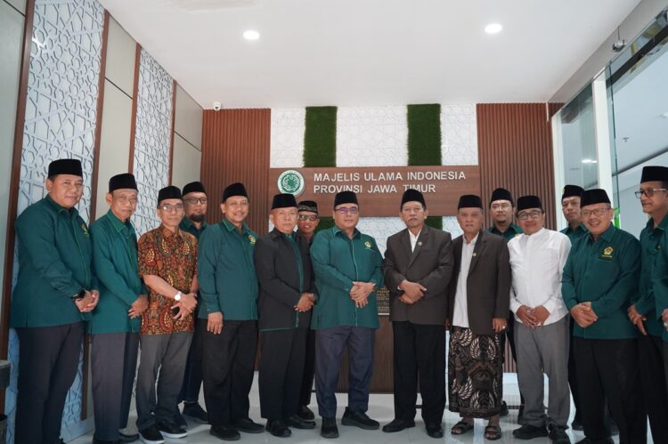 Jajaran DPW LDII Jawa Timur dan pengurus MUI Jawa Timur mengabadikan momen usai pertemuan di Kantor MUI Jawa Timur