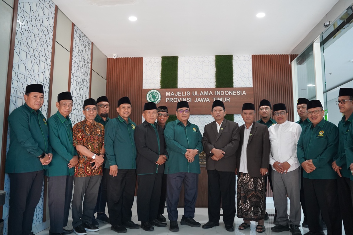 pengurusldiibersamamuijawatimur | LDII JAWA TIMUR Jajaran DPW LDII Jawa Timur dan pengurus MUI Jawa Timur mengabadikan momen usai pertemuan di Kantor MUI Jawa Timur