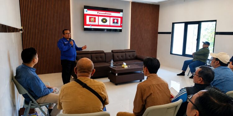 pengusahapentolbaksooyedanbebekhmakrus | LDII JAWA TIMUR Pengusaha Pentol Bakso Oye dan Bebek H Makrus Adi Winarko menerima kunjungan Himpunan Pengusaha LDII Jawa Timur Minggu 2672026 Foto LINES Nganjuk