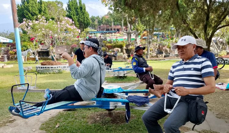 Peserta menikmati permainan rekreasi dalam rangkaian piknik keluarga PC LDII Patrang di Wisata Rembangan Jember