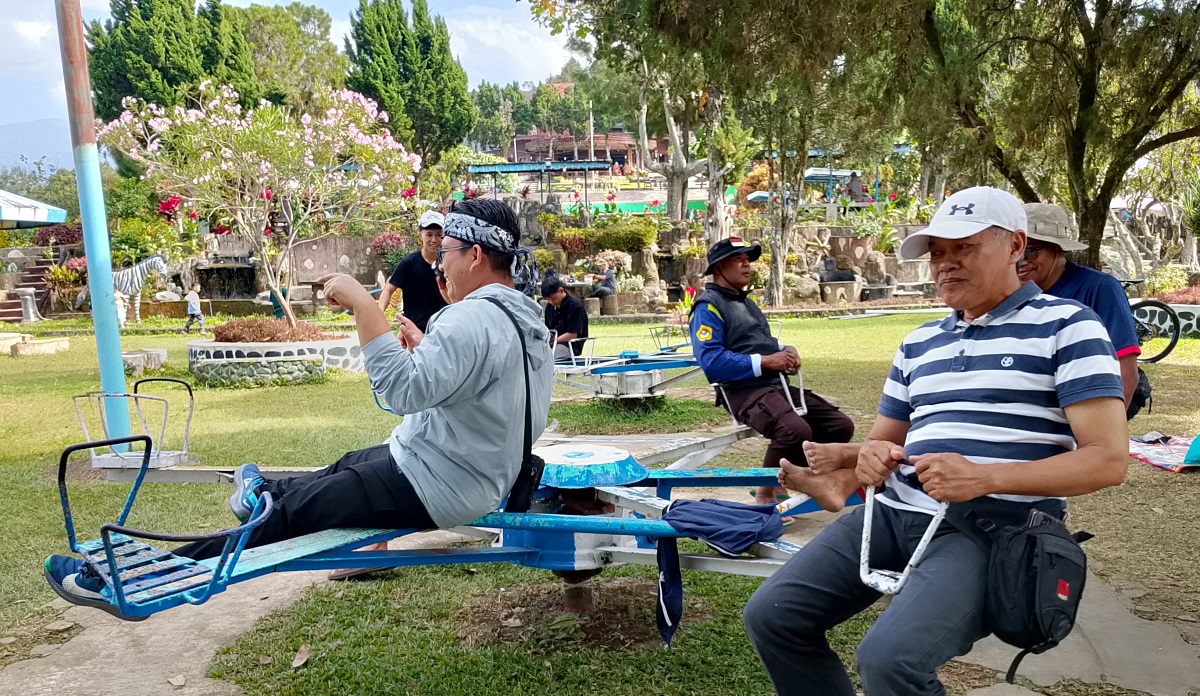 Peserta menikmati permainan rekreasi dalam rangkaian piknik keluarga PC LDII Patrang di Wisata Rembangan Jember | LDII JAWA TIMUR Peserta menikmati permainan rekreasi dalam rangkaian piknik keluarga PC LDII Patrang di Wisata Rembangan Jember