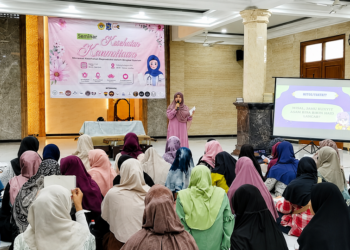 Remaja putri mengikuti Seminar Kesehatan Kewanitaan di Masjid At-Taqwa, Surabaya, Minggu (5/7/2026). Foto: LINES Surabaya