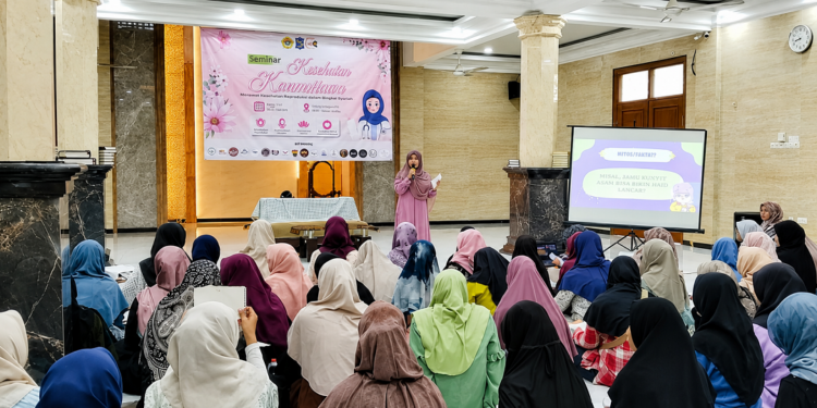 seminarkesehatanreproduksildiisurabaya | LDII JAWA TIMUR Remaja putri mengikuti Seminar Kesehatan Kewanitaan di Masjid At Taqwa Surabaya Minggu 572026 Foto LINES Surabaya