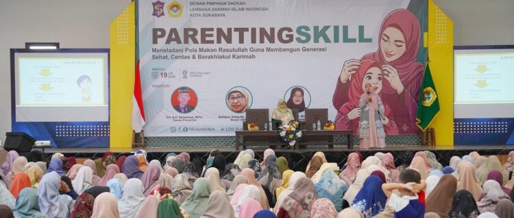 Ratusan peserta mengikuti Seminar Wanita DPD LDII Kota Surabaya di GSG Sabilurrosyidin Surabaya Minggu 197 Seminar membahas food parenting dan gizi seimbang sebagai bekal membangun generasi sehat Foto LINES Surabaya